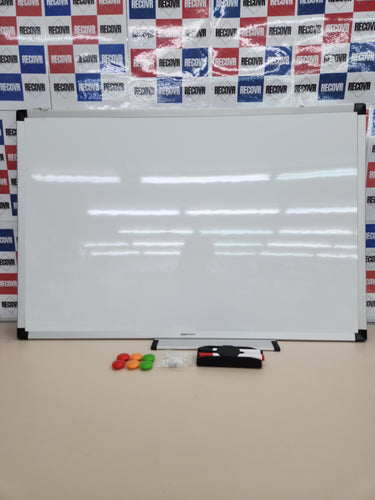 Pizarra 60 x 90 cm blanca magnética con bandeja para rotuladores y marco de aluminio, Amazon Basics
